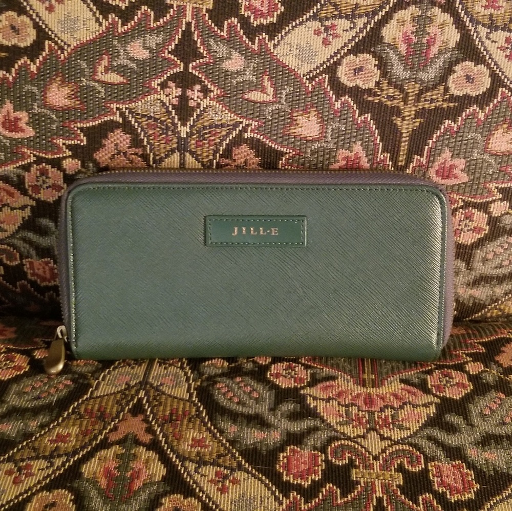 NWOT RFID wallet with charger